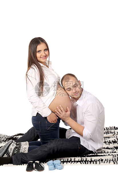 快乐的男人听孕妇的肚子女士男性父亲毯子母性感情婴儿女性拥抱爸爸图片