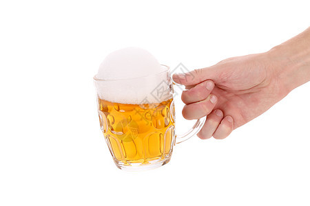 手握着啤酒的杯子 与泡沫饮料文化酒精琥珀色酒吧流动持有气泡液体棕色图片