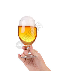 满杯啤酒在手边饮料气泡流动液体酒吧白色金子文化玻璃茶点图片