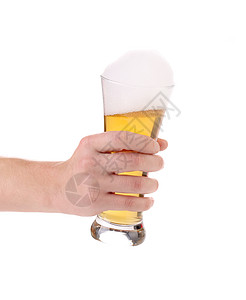 手握着大杯啤酒高清图片