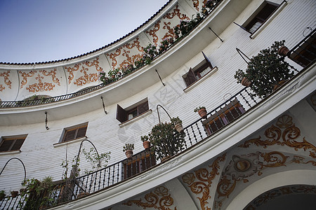 卡比尔多广场当代建筑的细节 升起在圣米格尔学院占据的地方 该学院属于西班牙塞维利亚大教堂的章节街道蓝色天空装修中心房子城市阳台经图片