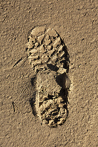干裂土中的靴脚足迹图片