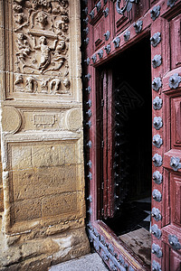 西班牙Jaen省Ubeda乌贝达 林特尔雕刻石 复兴风格的萨尔瓦多教堂木制门图片