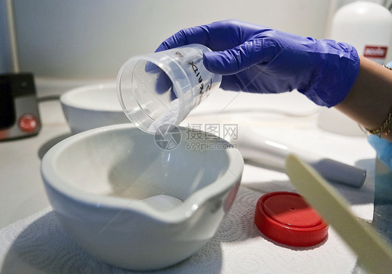 药剂师在实验室内用药物制备胶囊图片