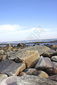 萨克拉门托的碎石海岸海滩地面殖民地天空蓝色海洋石头宏观岩石图片