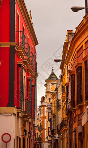 塞维利亚狭小街道西班牙城市视图建筑物街道墙壁历史性宗教景观文化地标纪念碑白色背景图片