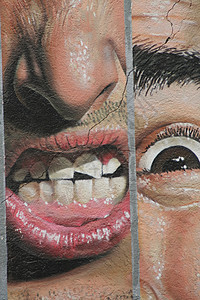 西班牙安达卢西亚墙上人脸部的有趣的涂鸦图片