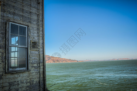 配有窗户的 Alcatraz 建筑图片