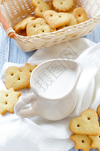 牛奶和姜饼饮食营养陶瓷水壶饮料乡村早餐奶油食物木头图片