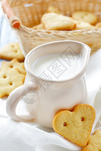 牛奶和姜饼酸奶营养陶瓷乳白色奶油桌子午餐早餐厨房饮食图片