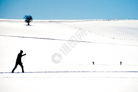跨国家滑雪者在露天大雪中滑雪成年人踪迹国家两极运动蓝色享受季节天空娱乐图片