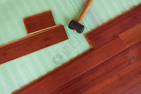 木竹硬木地板板被铺设工作木头铺板红色修理地面木地板硬木锤子材料图片