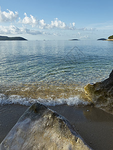 晨光海滩蓝色石头图片