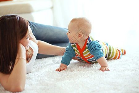母亲怀着婴儿母性房子孩子成人育儿地毯房间静物儿子微笑图片