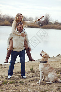 配有狗的夫妇场景闲暇朋友们训练家庭夫妻喜悦动物幸福男人图片