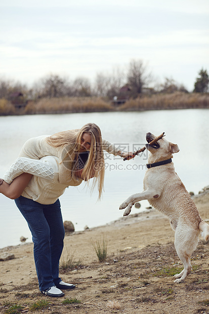 配有狗的夫妇女性朋友们女士闲暇场景动物猎犬快乐喜悦宠物图片