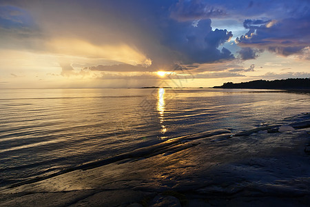 海上日落阳光海洋海浪旅行海滩天空地平线蓝色假期太阳图片