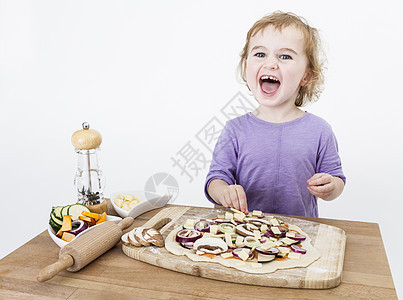 快乐的孩子做比萨饼健康饮食微笑营养品沸腾蔬菜面团营养女性背景烘烤图片