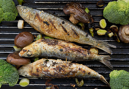 灰沙丁鱼美食韭葱食物炙烤营养盘子海鲜胡椒图片