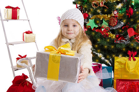 圣诞树下带礼物的金发女孩图片
