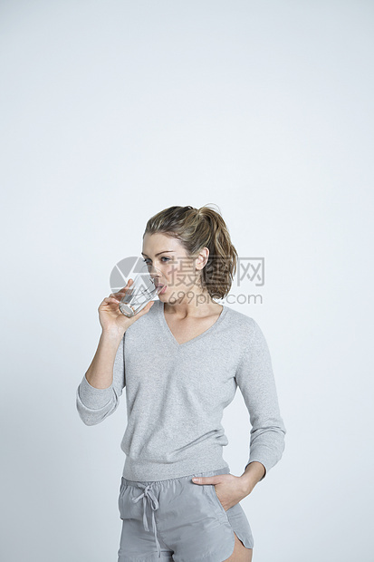 青年妇女饮水饮用水马尾辫矿泉水影棚长发一人水杯头发图片