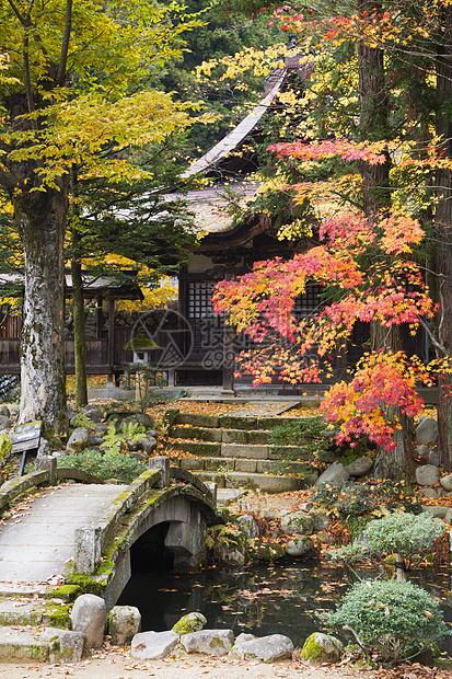 日本高山Hokkeji圣殿花园 带有石桥池塘花园风景石头场景高山文化行人枫树天桥图片