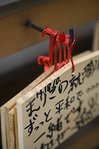 日本高山 带有祈祷和愿望的小型木板Ema挂在钩上书法焦点神道宗教神社寺庙高山选择性文化字体图片