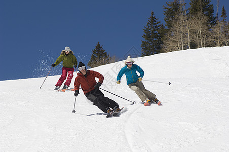 下斜坡滑雪者女性娱乐竞技女士摄影男人胜地群人全身男士图片