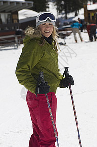 滑雪度假胜地的滑雪者中年人年轻人竞技滑雪场摄影眼神女性消遣上半身中年图片