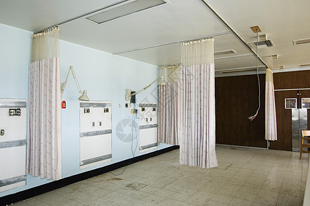 装有蓝色墙墙 窗帘和墙灯的空医院房间图片