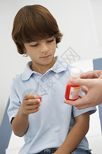 男孩吃药药品瓶子个人液体好奇心青春期医疗医学保健医生图片