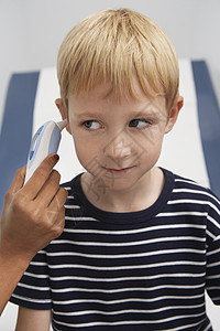 男孩用耳耳温度计摄取温度一部分病人保健身体医学青春期仪器女性条纹检查图片