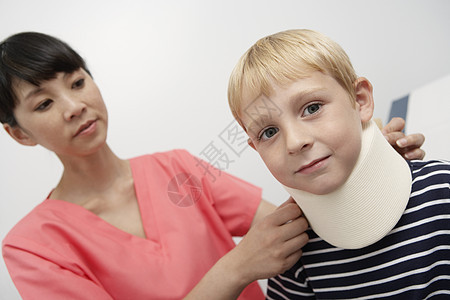 护士协助男孩在医院内戴颈套护理眼神青春期个人颈部保健头肩身体痛苦医学图片