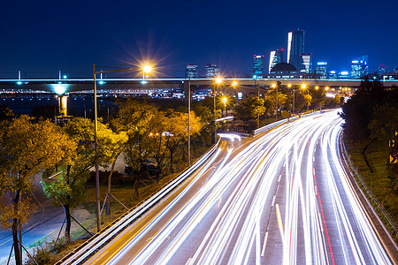 首首尔市夜间交通繁忙通道景观金融踪迹公司大厅市中心天空建筑城市图片