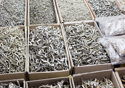 各种干枯的鱼尾鱼海鲜美食摊位脱水市场银鱼白色食物盒子零售图片