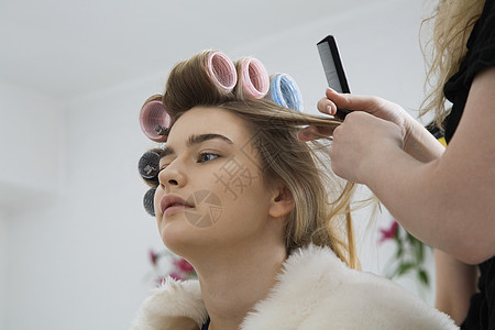 将毛发插在 Curlers 中的模型外套卷发器时装秀理发大师皮草大衣发型设计摄影女士图片