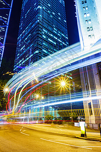 夜间在香港的交通路线摩天大楼商业景观天际办公室地标天空公司踪迹城市图片