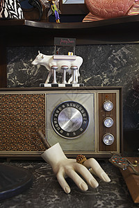 二手商店一台老式收音机和假人手的近视图片