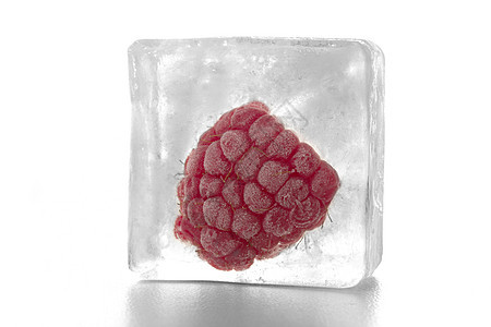 冰层中的草莓冰块冰晶冰桶浆果营养宏观食物甜点立方体美食图片