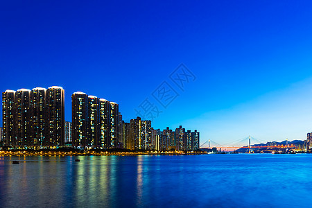 晚上在香港市建筑学天际民众摩天大楼人群住房海洋建筑海岸城市图片