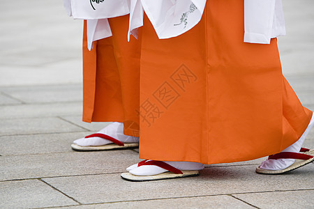 日本妇女在美芝神庙传统服装中穿着传统服装衣服服饰文化凉鞋足袋原宿和服两个人仪式丁字裤图片