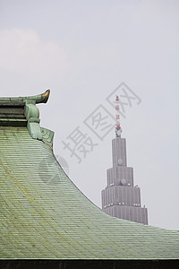 传统的美治圣殿屋顶后面的现代天梯建筑屋面房顶建筑学神社山墙原宿摩天大楼字形瓦片图片