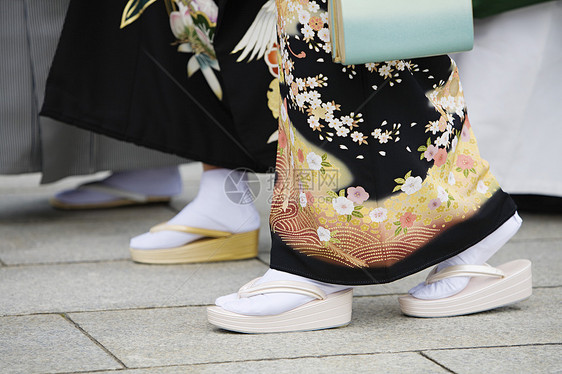 日本妇女在美芝神庙传统服装中穿着传统服装神社女士原宿衣服拖鞋民族成年人丁字裤凉鞋鞋类图片