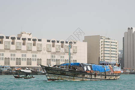 一艘装满货物的老木船离开Deira码头 驶离迪拜UAE A单桅帆船图片