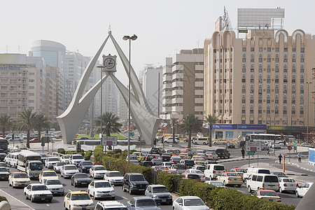 在阿联酋迪拜Al-Maktoum路环形时钟塔旁的公路交通附近图片