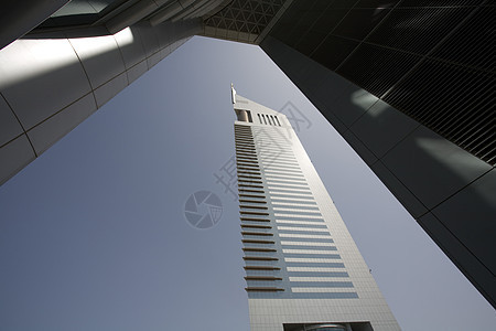 迪拜公路上阿联酋塔台的迪拜UAE UAE天空低角度建筑学视图摩天大楼图片