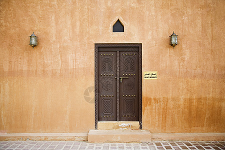 Al Ain宫博物馆闭门 墙上挂有灯笼 Al Ain 迪拜 阿联酋迪拜背景图片