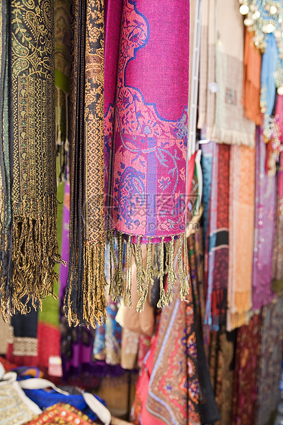 在迪拜苏克 迪拜 阿联酋迪拜布市出售的多彩色展品和织物图片