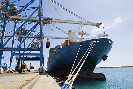 在塞浦路斯利马索尔码头用货物集装箱在船上靠天对面的起重机起重机图片