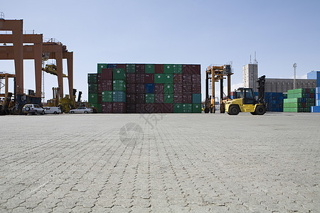 塞浦路斯利马索尔畜场的堆叠集装箱和起重机图片